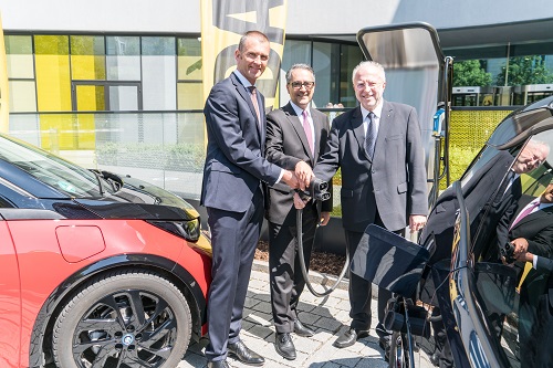 Christian Ach (Leiter Vertrieb BMW Deutschland) und Mahbod Asgari (Vorstand ADAC SE) starten die Kooperation im Beisein von Dr. August Markl (Präsident ADAC e.V)