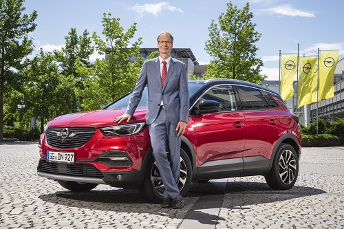 Opel-CEO Michael Lohscheller mit dem Grandland X.