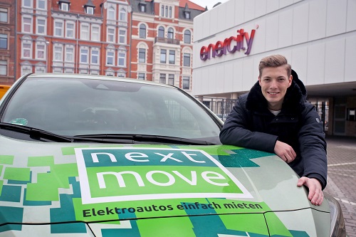 Maurice Flatt (22) aus dem Team Elektromobilität bei enercity ist Ansprechpartner für alle, die ein Elektroauto am Standort Glocksee mieten und testen wollen.