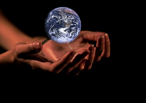 Hände schützen Erde