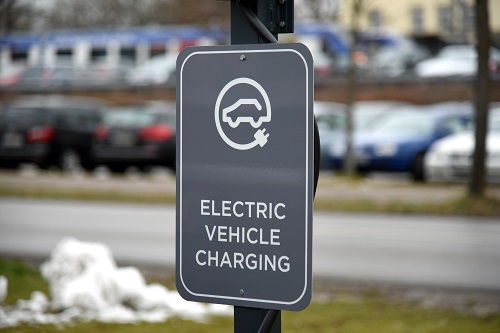 Schild „Electric Vehicle Charging“