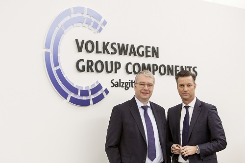 Dr. Stefan Sommer (l.), Konzernvorstand Komponente und Beschaffung, und Thomas Schmall , Vorstandsvorsitzender der Volkswagen Group Components