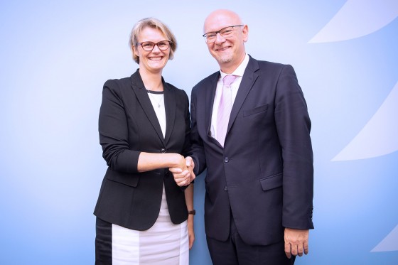 Bundesforschungsministerin Anja Karliczek gratuliert Prof. Dr. Martin Winter, dem wissenschaftlichen Leiter des MEET Batterieforschungszentrums der Universität Münster