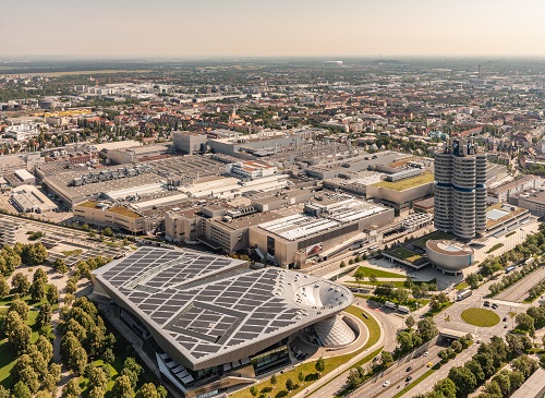 Luftbild der BMW-Zentrale in München.