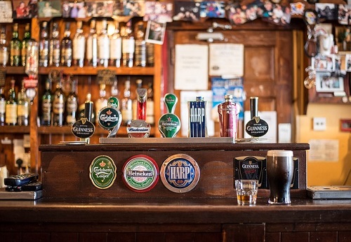 Fuller´s Brauerei stattet Pubs mit Ladesäulen aus