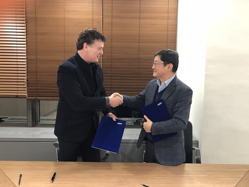 Sven Bauer, CEO & Founder der BMZ Group und Michael Son, Sr. Vice President von Samsung SDI, bei der Vertragsunterzeichnung Anfang Dezember 2018 in Korea. 