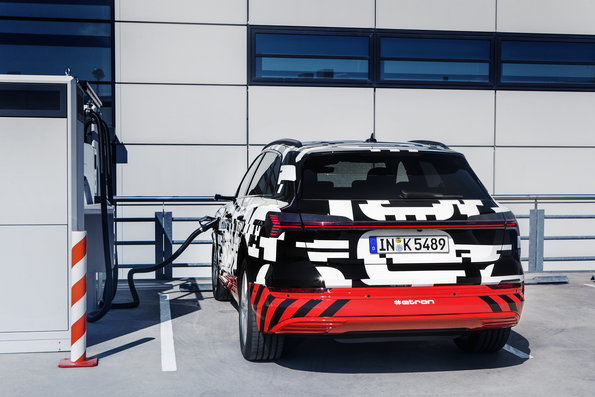 Audi stellt Heimladetechnik für den e-tron vor 