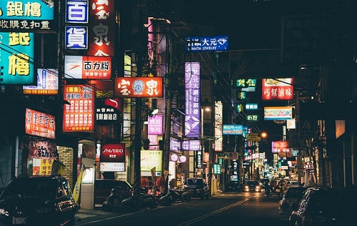 Bild einer Stadt in Asien bei Nacht