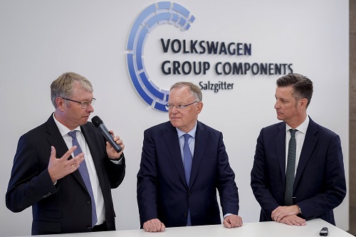 Stephan Weil, Ministerpräsident von Niedersachsen, (Mitte) zu Besuch im Werk Salzgitter, um sich die nächste Phase der Elektromobilität erläutern zu lassen.