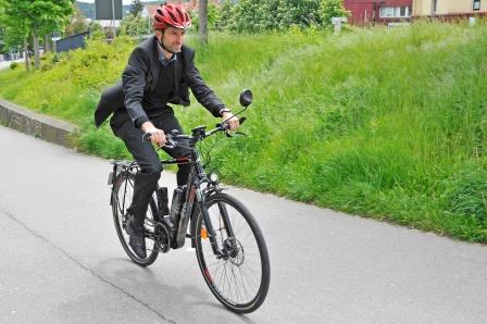 Boris Palmer Tübingens OB auf dem E-Bike