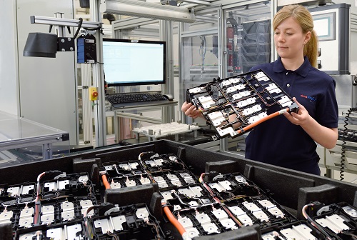 Sichtprüfung bei der Produktion von Zellkontaktiersystemen für Lithium-Ionen-Batterien. (Quelle: ElringKlinger AG)