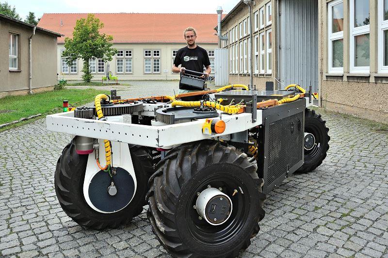 Bild 8: An der TU Dresden entwickeln Wissenschaftler gegenwärtig den modularen Plantagenroboter Elwobot für den Obst- und Weinbau. DIe Fahrzeugplattform mit einer Leistung von 30 kW basiert auf einem dieselelektrischen System mit vier Radnabenmotoren mit je 7,5 kW Leistung